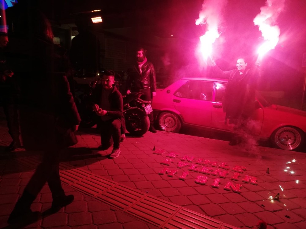 Kuşadası’nda sürpriz evlilik teklifi 