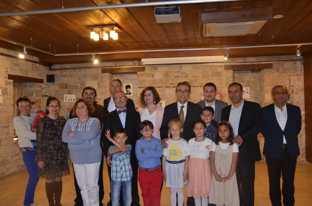 Kuşadası’nda taş boyama sergisi açıldı 