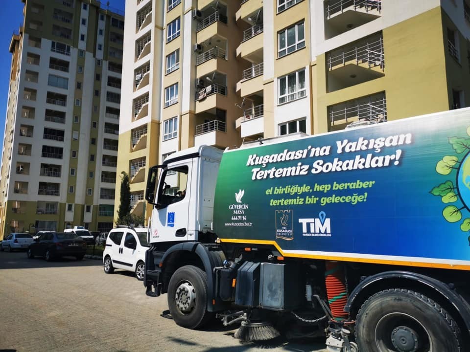 Kuşadası’nda temizlik ve dezenfekte çalışmaları sürüyor 