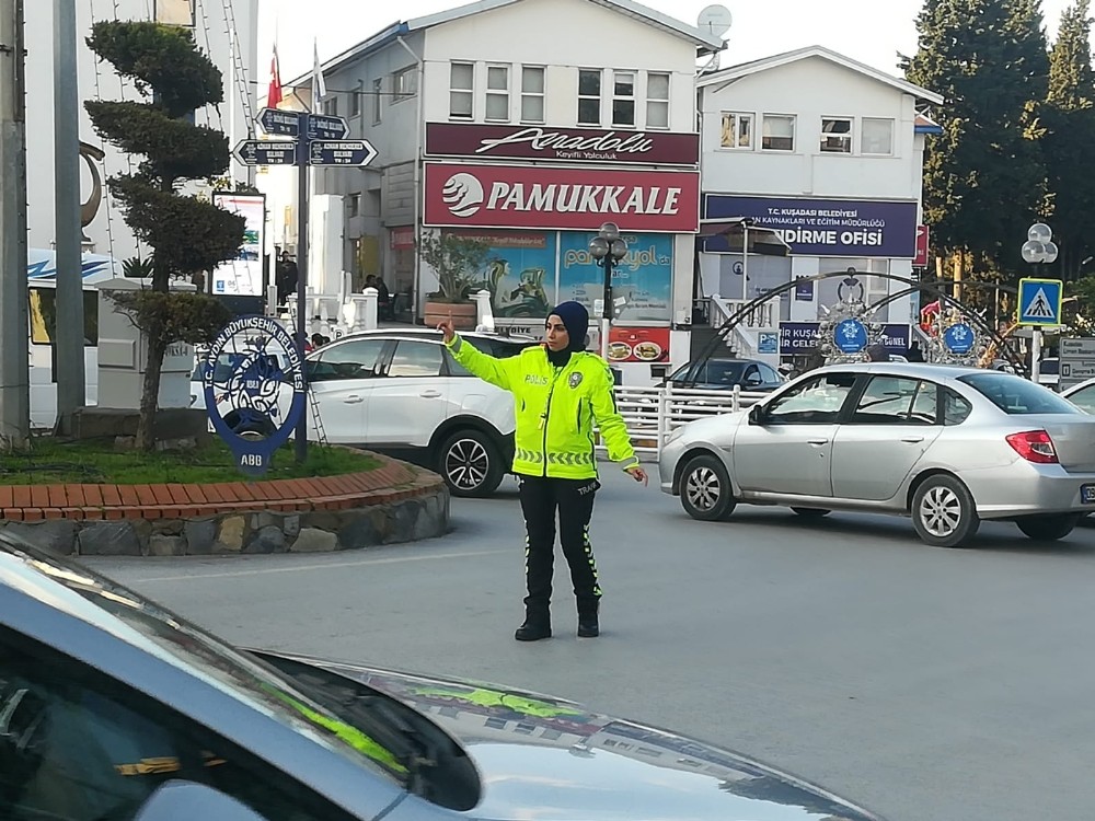 Kuşadası’nda trafik bayan polislere emanet 
