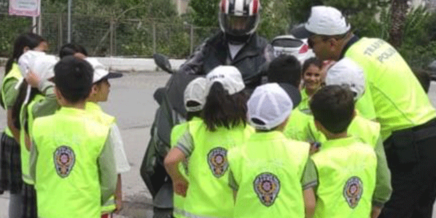 Kuşadası'nda, trafik ekipleri öğrencileri bilgilendirdi
