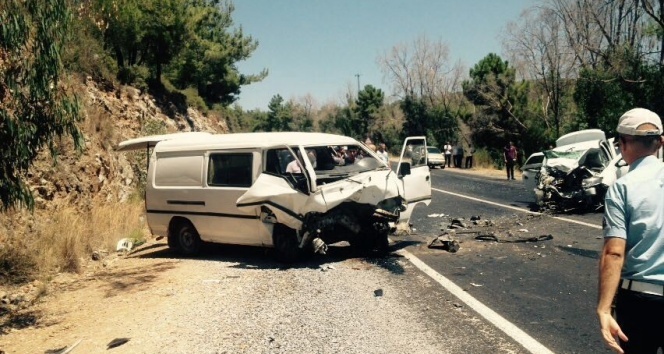 Kuşadası’nda trafik kazası, 2 ölü 7 yaralı