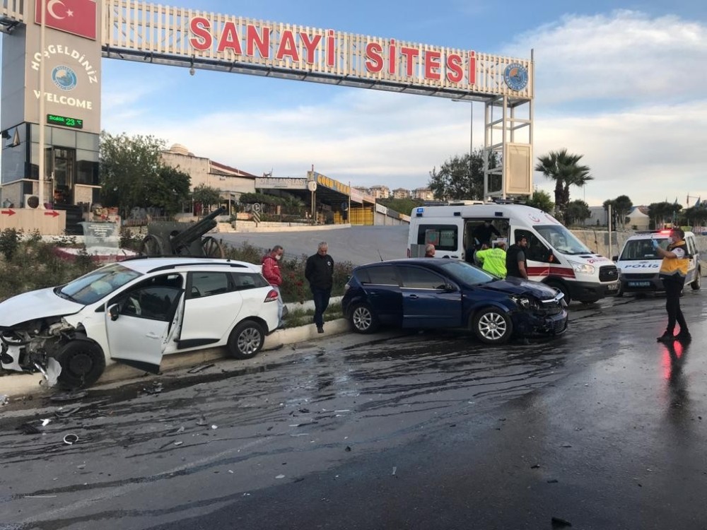 Kuşadası’nda trafik kazası: 2 yaralı 