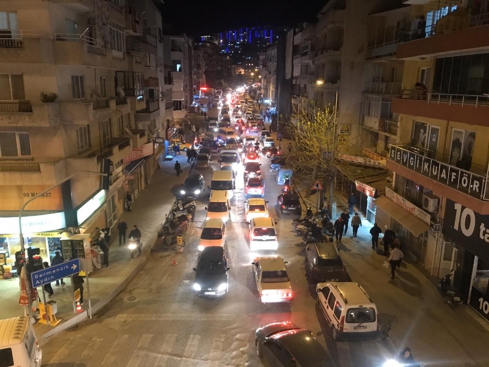 Kuşadası’nda trafik kilitlendi, fırın ve marketler vatandaşların akınına uğradı 