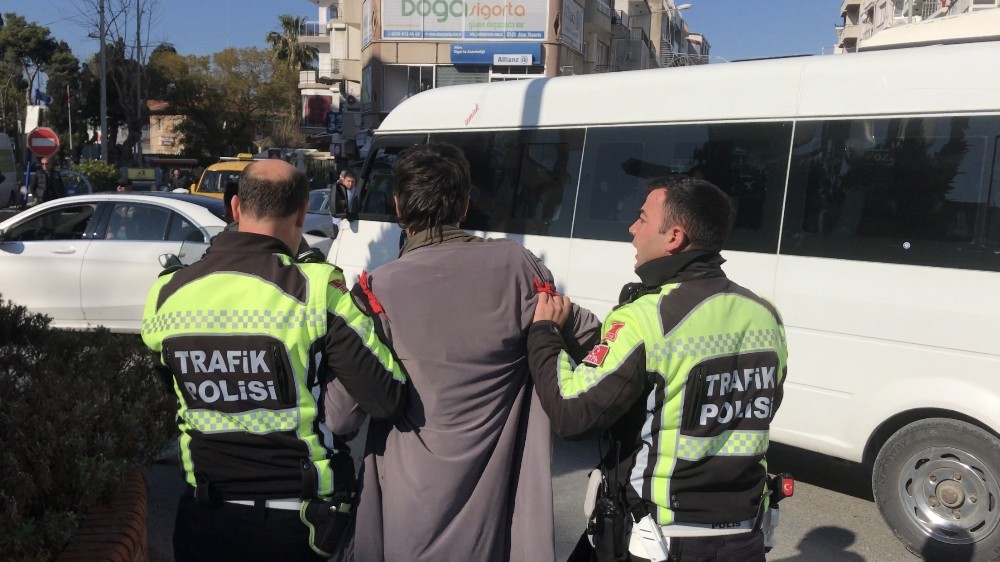Kuşadası’nda trafik polisine taşlı saldırı 