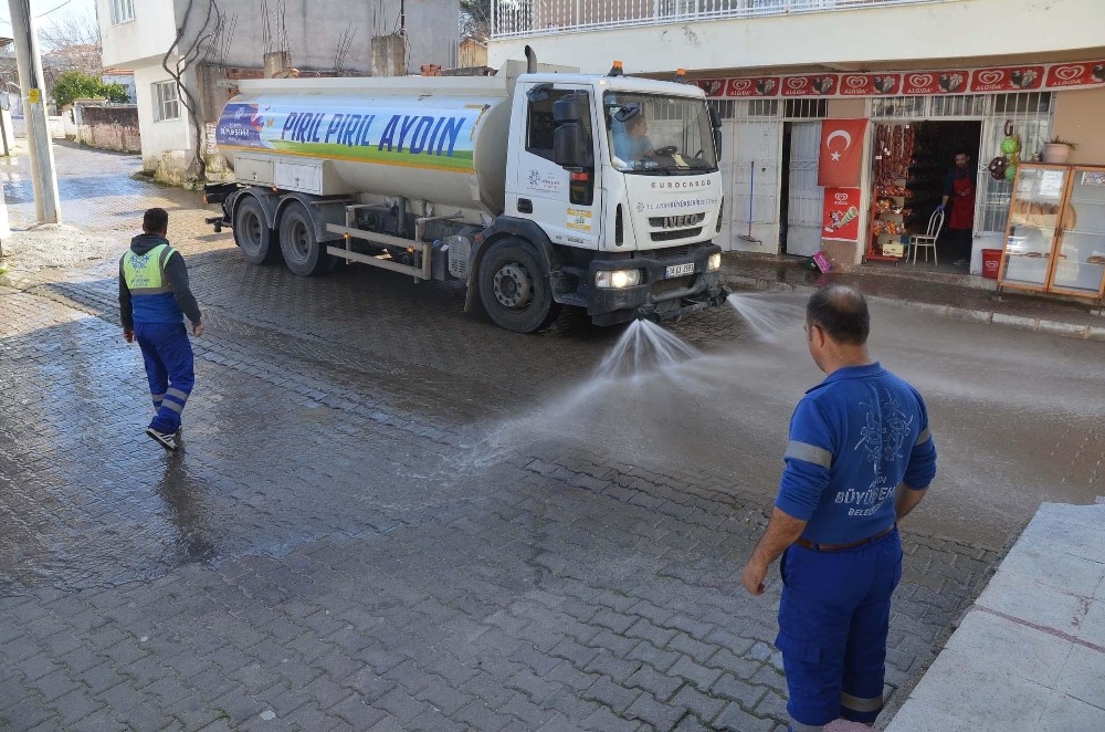 Kuşadası’nda turizm sezonu öncesi temizlik çalışmalarına hız verildi 