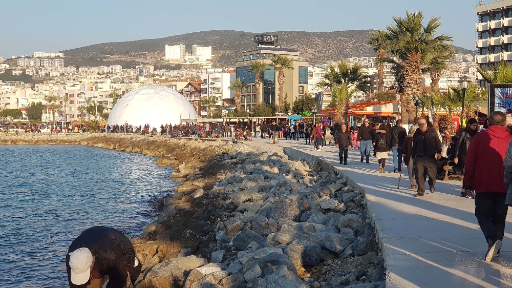 Kuşadası’nda vatandaşlar sahile akın etti 