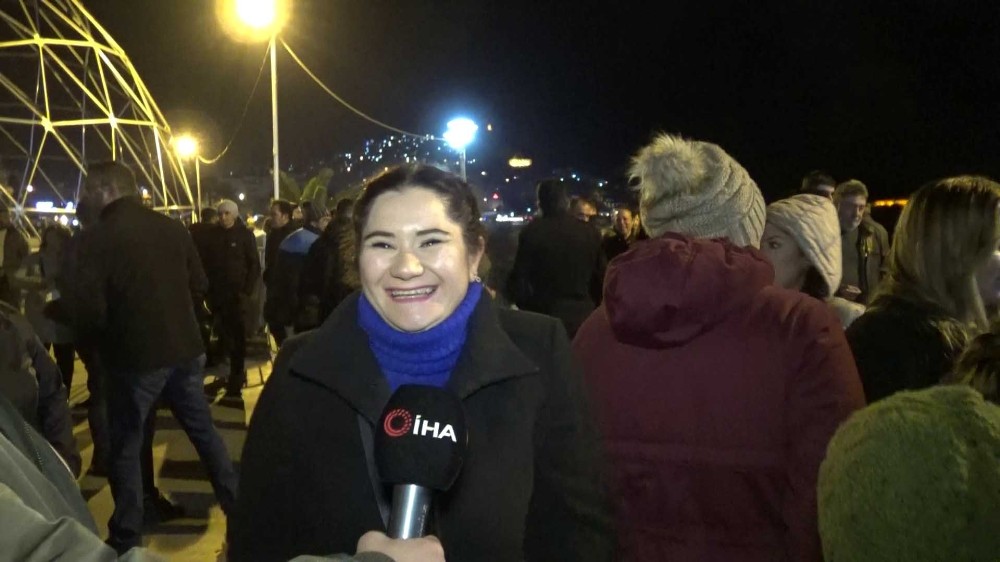 Kuşadası’nda yılbaşı gecesi eğlence tavan yaptı. 