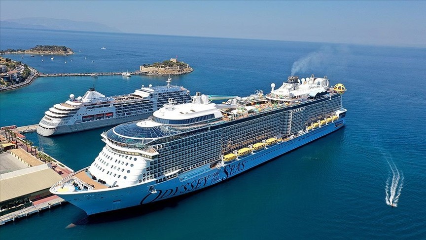 Kuşadası’nda “yüzen otellerle” 1 milyon yolcu hedefi