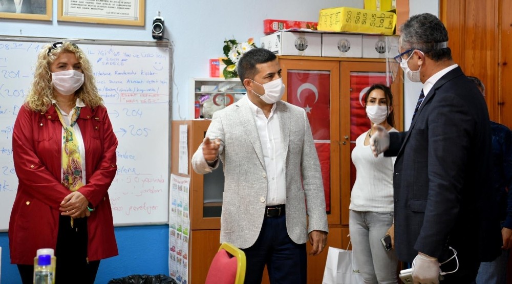 Kuşadası’ndaki emek atölyeleri maske üretimine başladı 