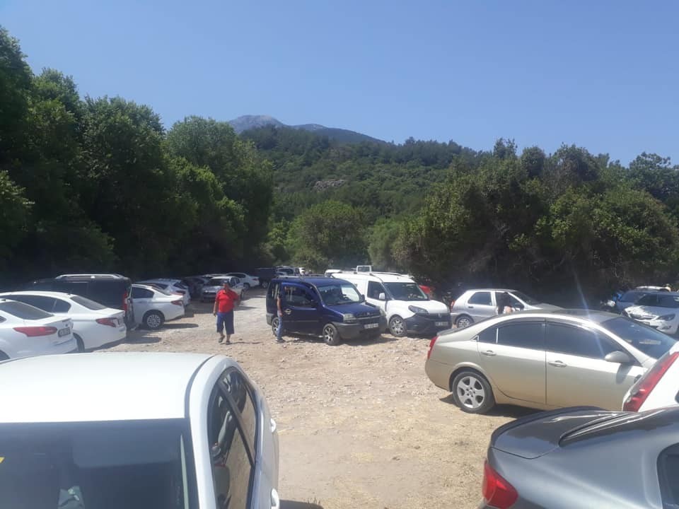 Kuşadası’ndaki milli parkın girişinde uzun araç kuyrukları oluştu 