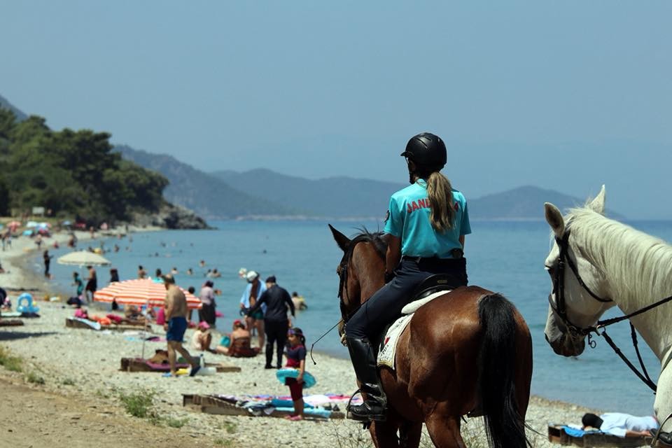 Kuşadası’ndaki milli parkın sahilleri atlı jandarma timine emanet 