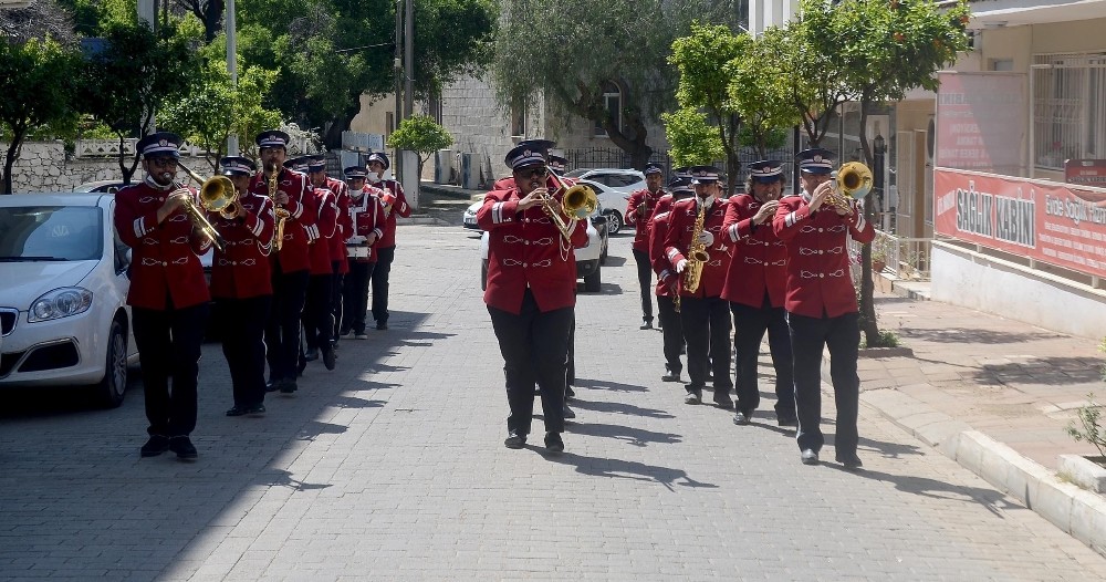 Kuşadası’nın efsane bandosu moral konserlerine devam ediyor 