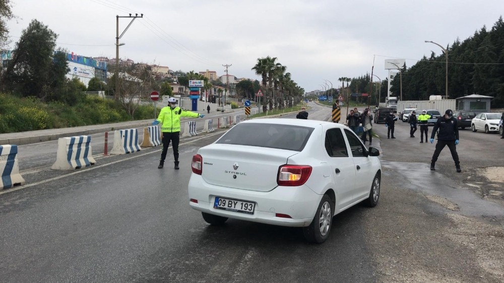 Kuşadası’nın giriş ve çıkışlarında korona virüs denetimi 