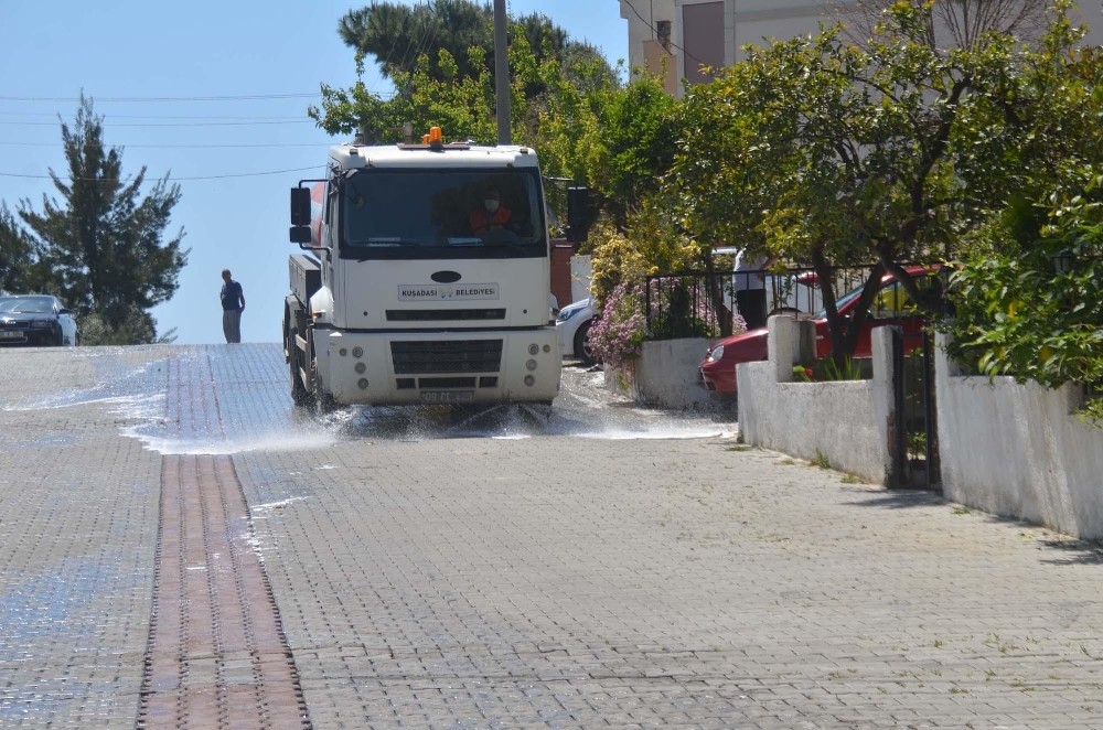 Kuşadası’nın tüm cadde ve sokakları sokağa çıkma kısıtlamasında temizleniyor 