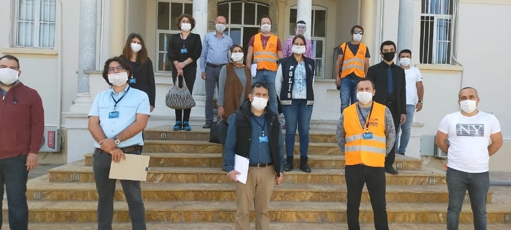 Kuşadası’nın vefalı öğretmenleri yardım dağıtıyor 