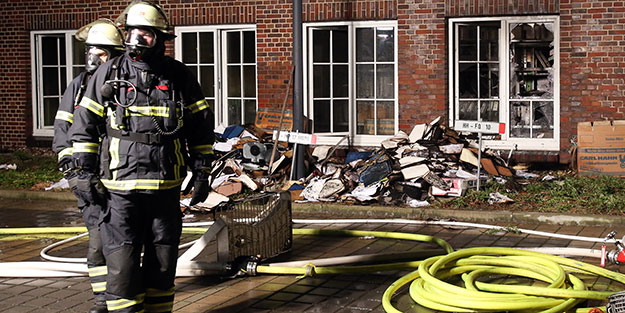 Küstah karikatürleri yayımlayan gazetenin binası kundaklandı