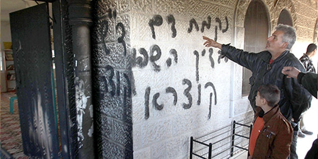 Küstah Yahudi Ramallah'ta cami yaktı