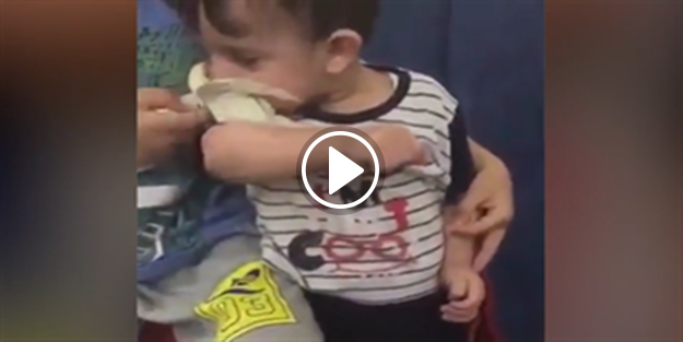 Kuşu sevmek isterken yiyen çocuk