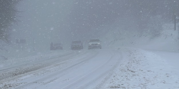 Kütahya-Bursa kara yolunun Domaniç Dağı geçişinde kar yağışı