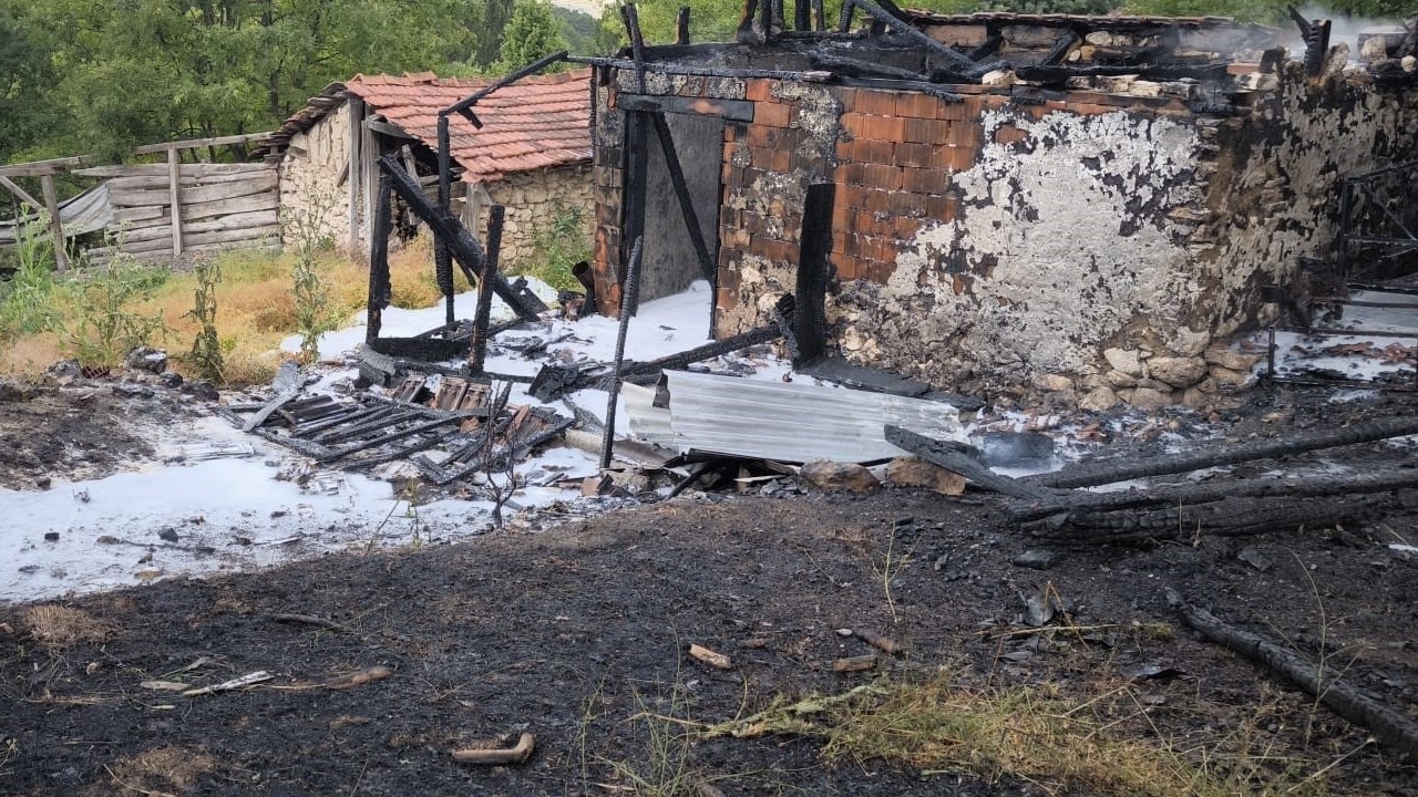 Kütahya Domaniç’te baraka yangını paniğe neden oldu