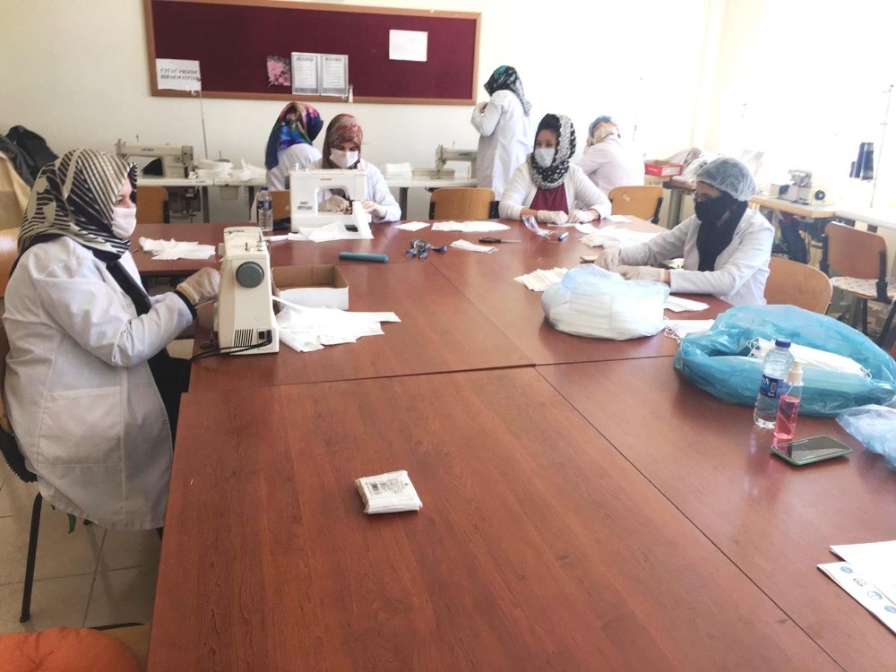 Kütahya HEM’de maske üretimi devam ediyor 