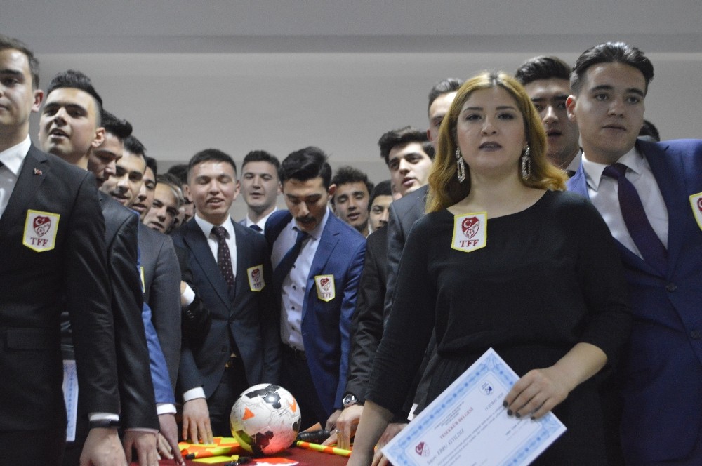 Kütahya İl Hakemlerine kokartları takıldı 