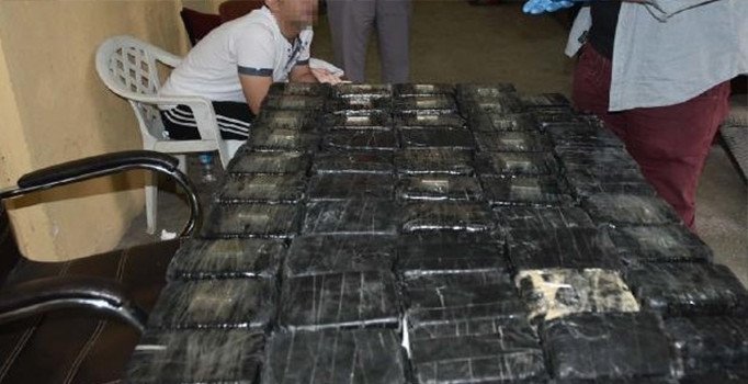 Kütahya polisi takip ettiği minibüste 80 kilo eroin ele geçirdi