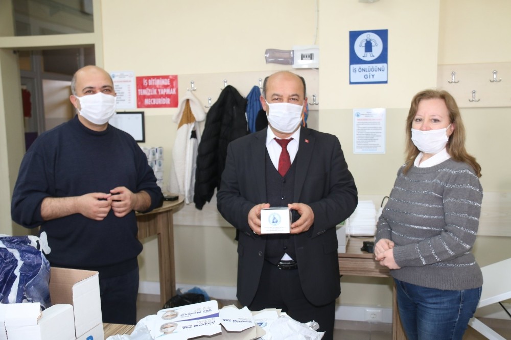 Kütahya’da 0-10 yaş bebek ve çocuklar için maske üretiyorlar 