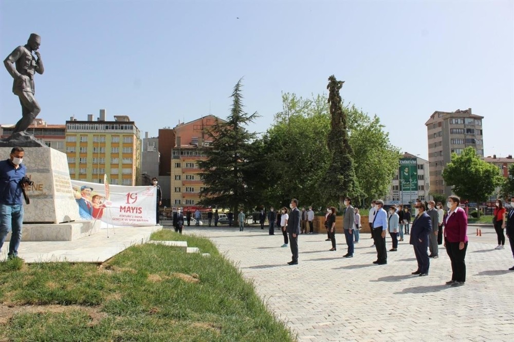 Kütahya’da ’19 Mayıs’ çelenk sunma töreniyle kutlandı 