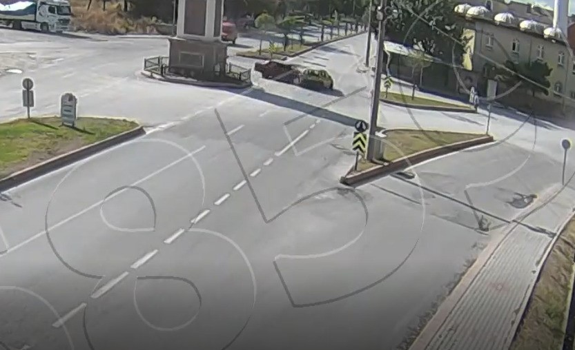Kütahya’da 2 otomobilin çarpıştığı trafik kazası kamerada 