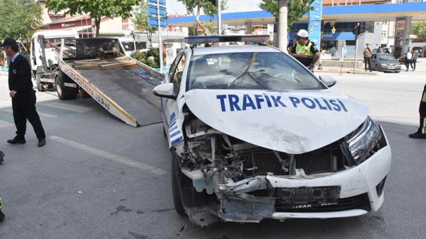 Kütahya'da Bakan Eroğlu'nun konvoyunda kaza: 1 öğrenci ve 2 polis yaralı