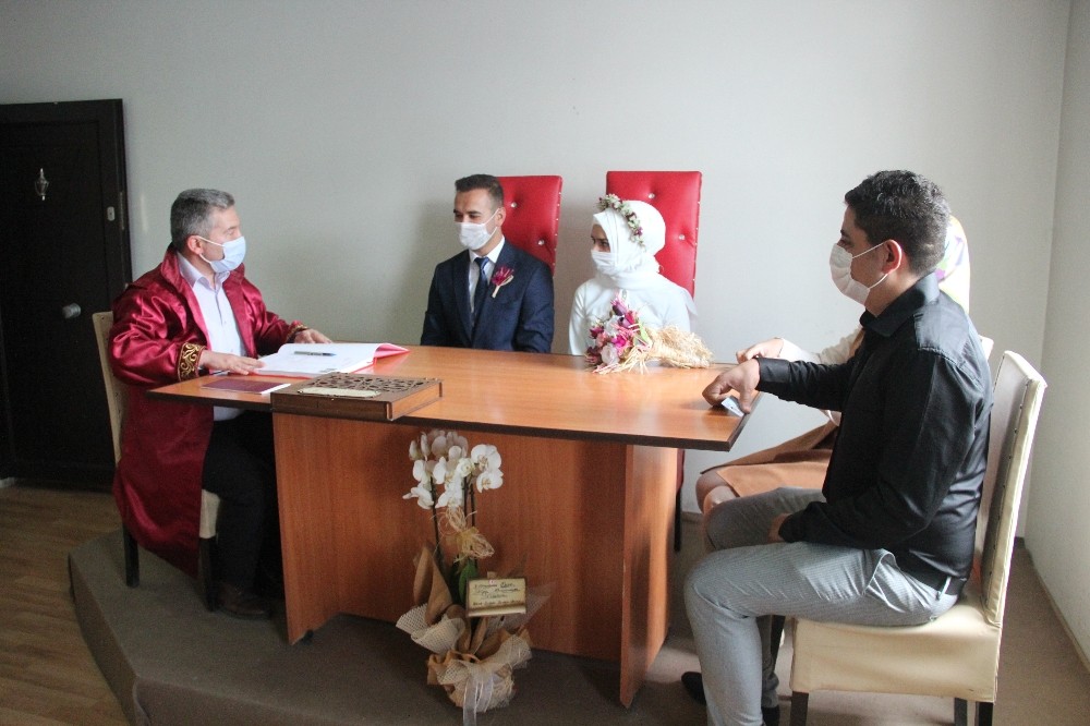 Kütahya’da çiftlere Covid-19 tedbirleriyle nikah kıyıldı 