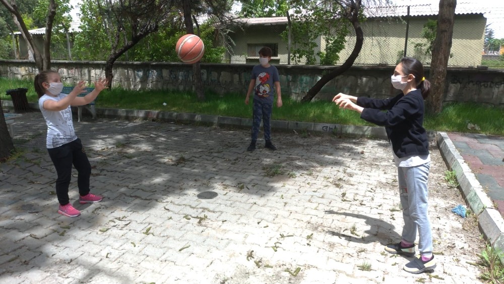 Kütahya’da çocuklar kısıtlama sonrası parklarda arkadaşlarıyla buluştu 