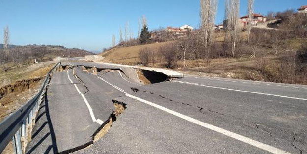Kütahya'da çöken yol, 12 evde hasara yol açtı
