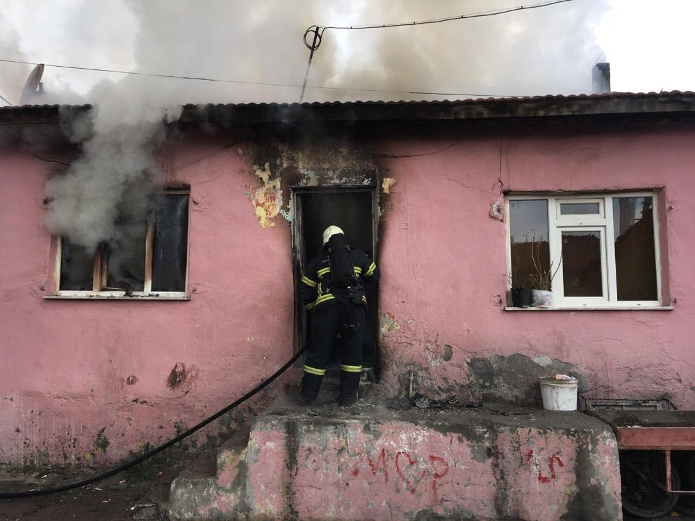 Kütahya’da ev yangını, bir itfaiye eri elektrik akımına kapıldı 