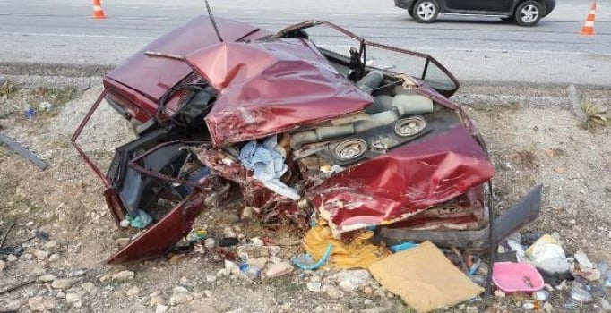 Kütahya'da geri gelen otomobile TIR çarptı: 2 kişi öldü, 4 kişi yaralandı