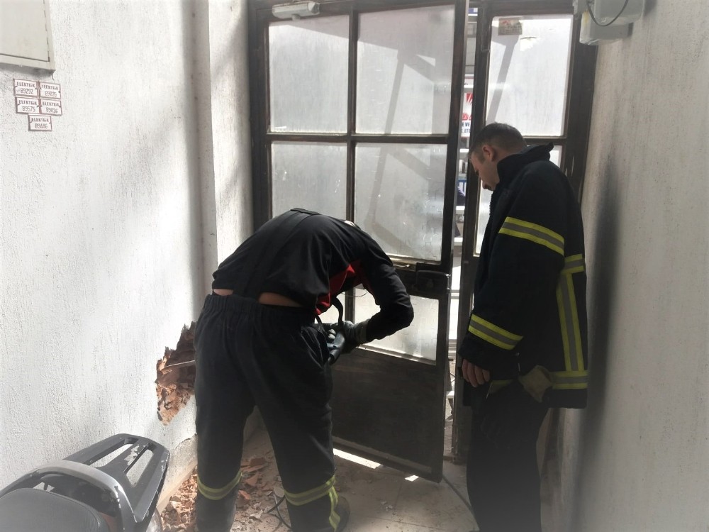Kütahya’da iki bina arasına sıkışan yavru köpek kurtarıldı 