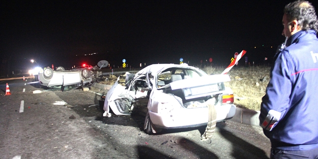 Kütahya'da iki otomobil birbirine girdi: Ölü ve yaralılar var