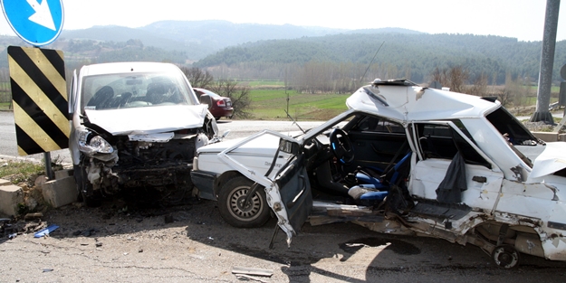 Kütahya'da, iki otomobil çarpıştı: 6 yaralı