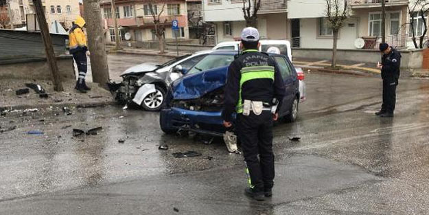 Kütahya'da iki otomobil çarpıştı: Muhabir ve 2 kişi yaralandı