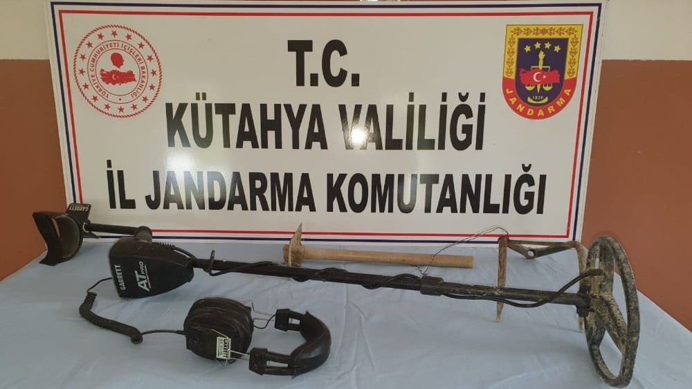 Kütahya’da kaçak kazıya jandarmadan suçüstü 