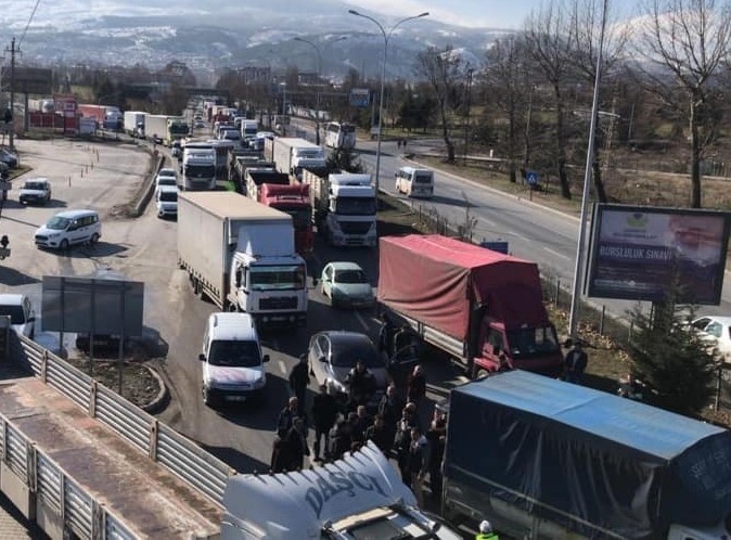 Kütahya’da kamyoncular yol kapattı 
