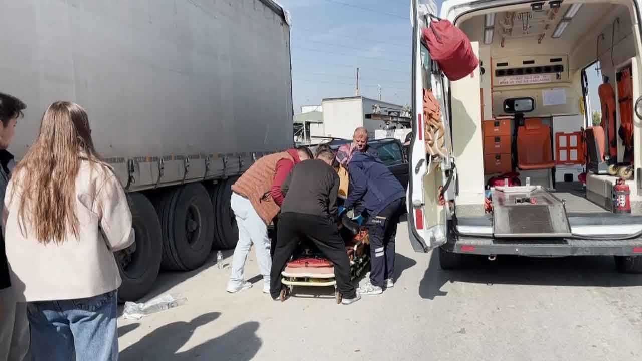 Kütahya’da korkunç kaza! Tır dorsesinin altına giren otomobil hurdaya döndü: 1 yaralı