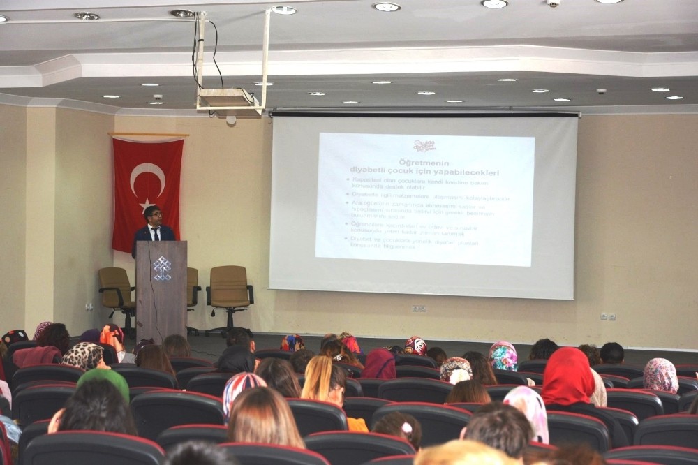 Kütahya’da müdür ve öğretmenler ile diyabetli çocuk velilerine diyabet eğitimi 