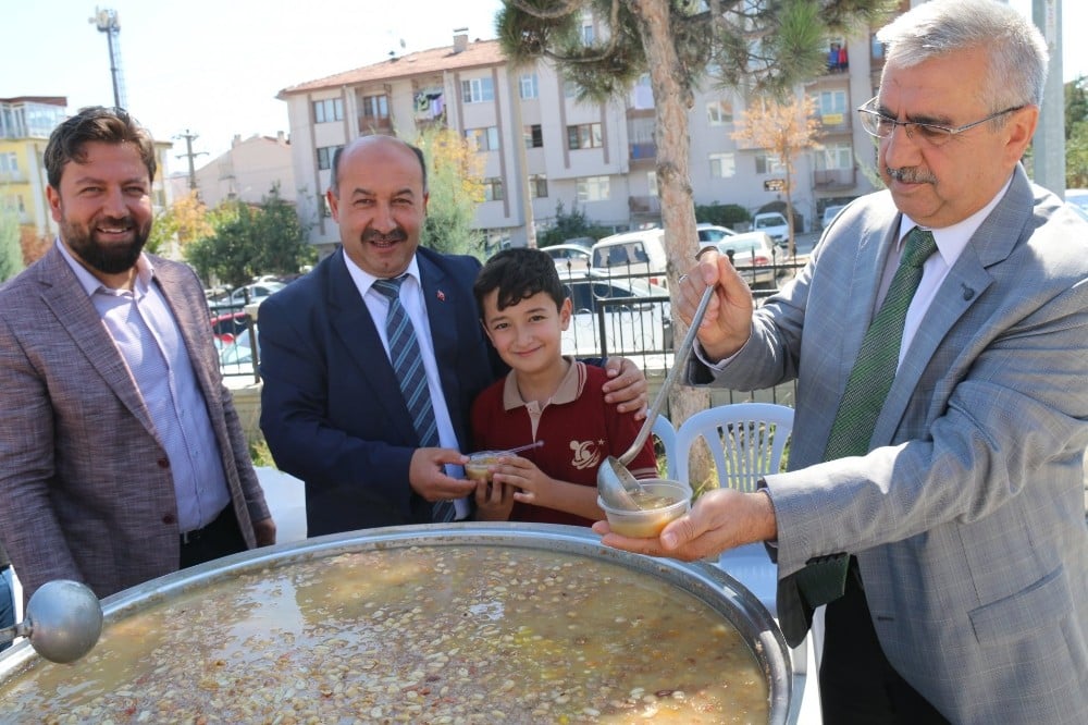 Kütahya’da okullarda aşure ikramı 