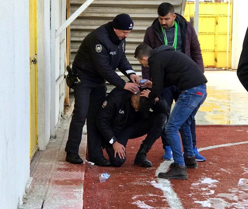 Kütahya’da olaylı maç, bir polis memuru başından yaralandı 