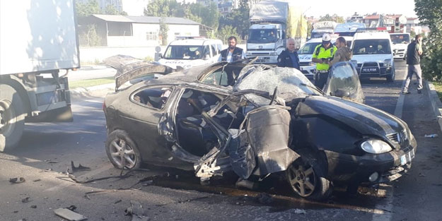 Kütahya'da otomobil direğe çarptı: Ölü ve yaralılar var