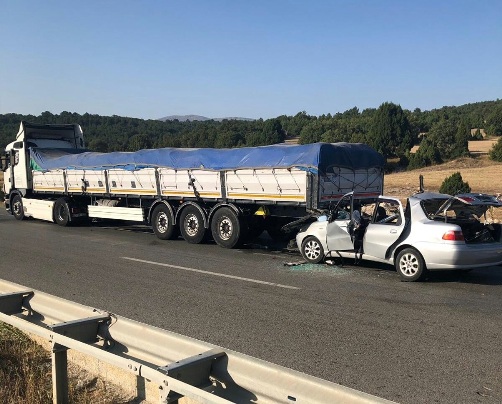 Kütahya’da otomobil tıra çarptı: 2 ölü, 4 yaralı 