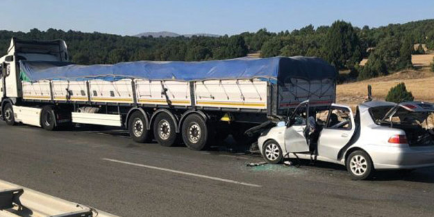 Kütahya'da otomobil TIR'a çarptı! 2 ölü